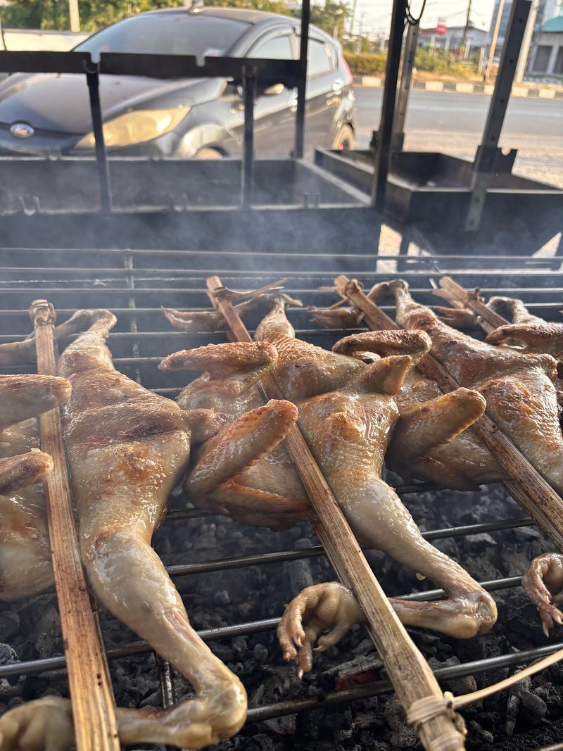 ไก่ทั้งตัวเสียบไม้ไผ่ ย่างบนเตาถ่าน