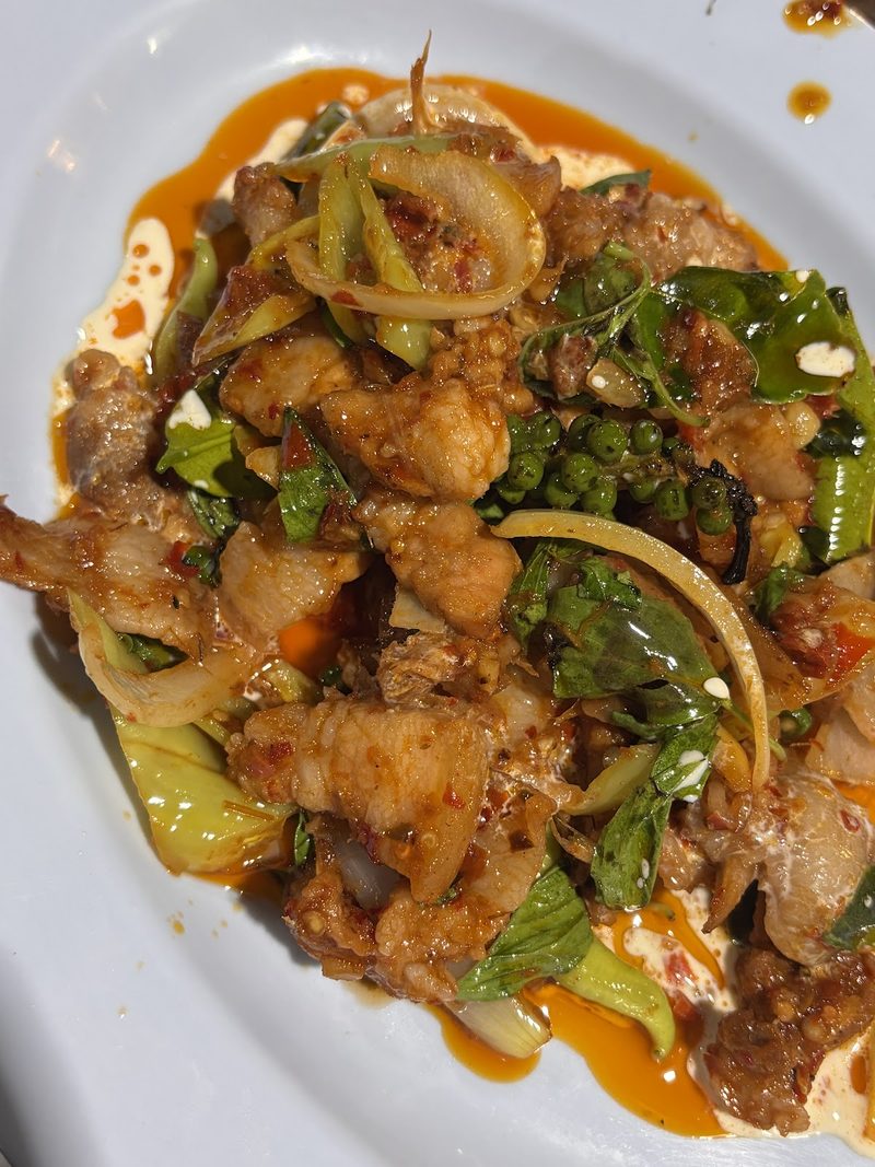 ผัดเผ็ดเครื่องแกงแดง ใส่พริกไทยอ่อนและหอมใหญ่